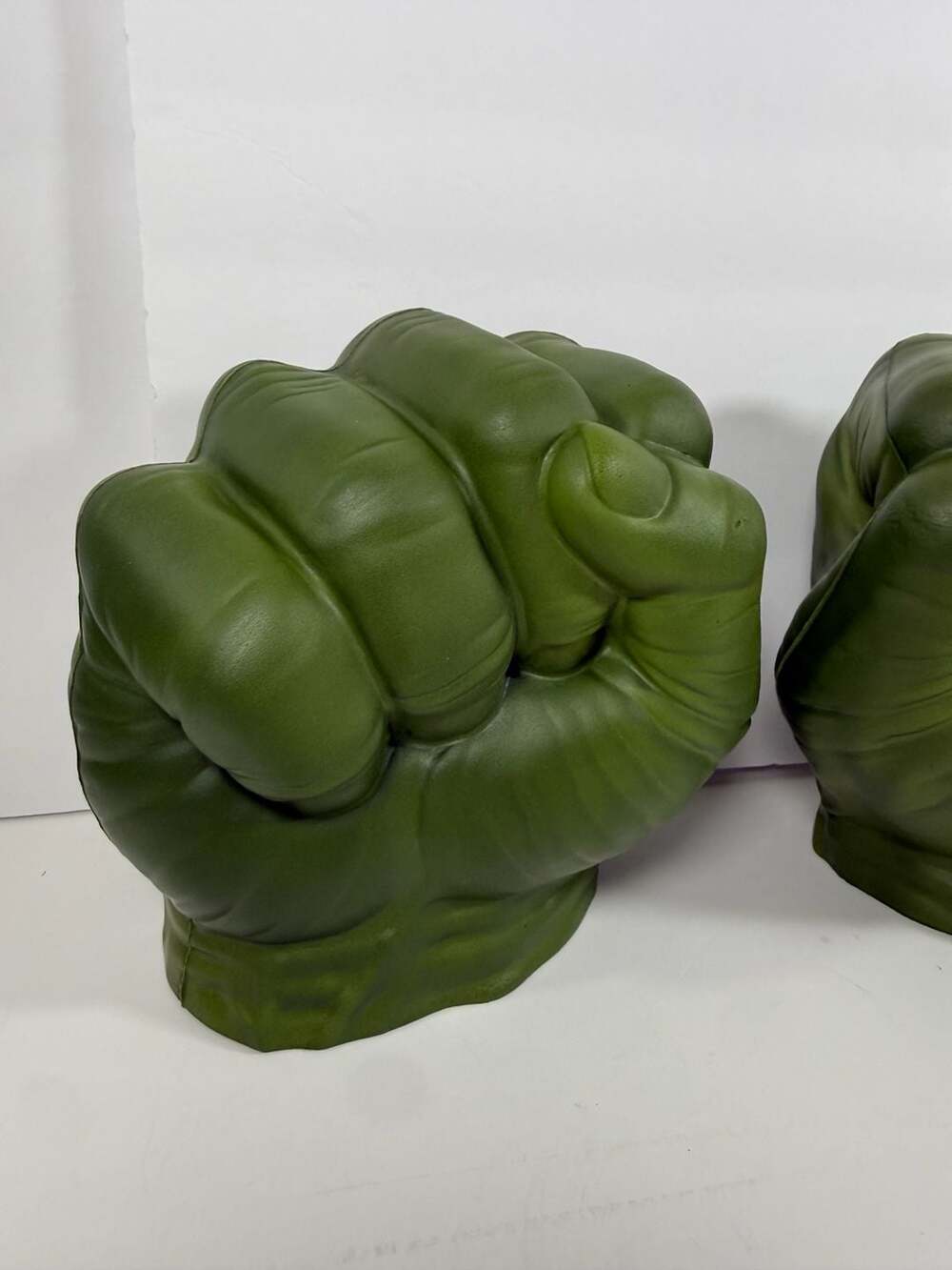 Hasbro Marvel 2011 The Incredible Hulk Smash Foam Fists Pair - Picture 2 of 6